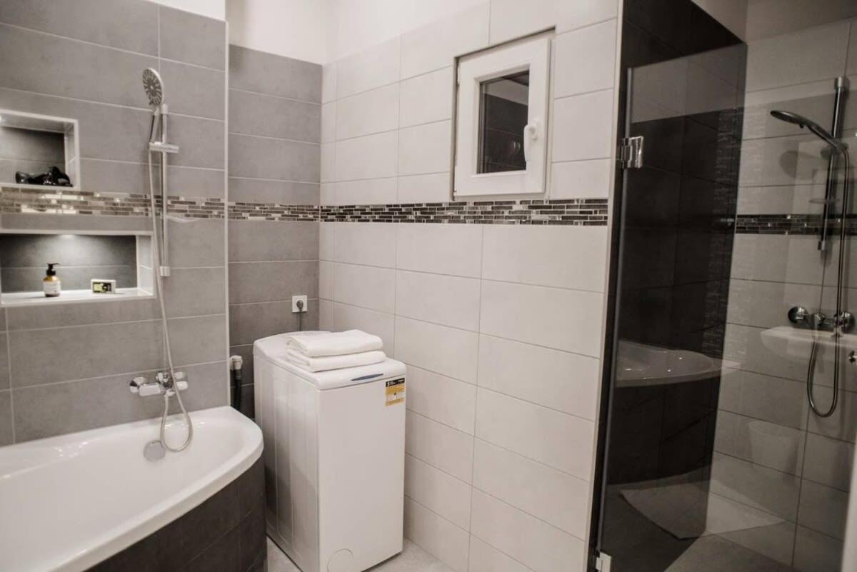 New Luxury Apartment In The Center With A/C Budapeste Exterior foto