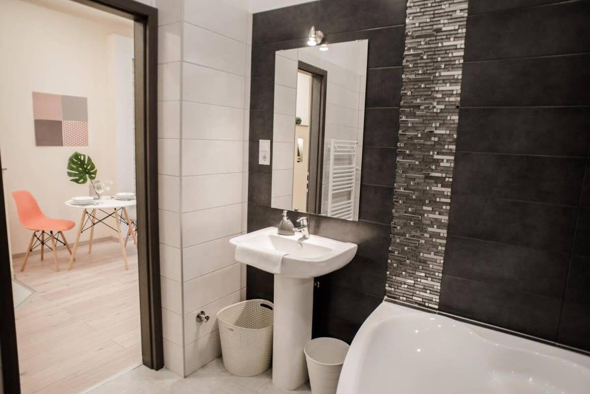 New Luxury Apartment In The Center With A/C Budapeste Exterior foto